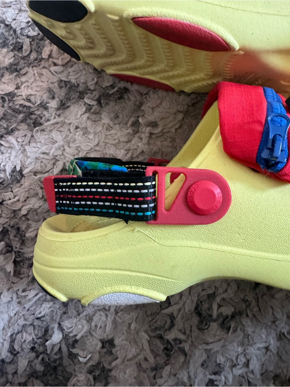 CROCS mens size 7 Yellow Clog with Red Zip Pouch and Multicolor Strap - Picture 4 of 5